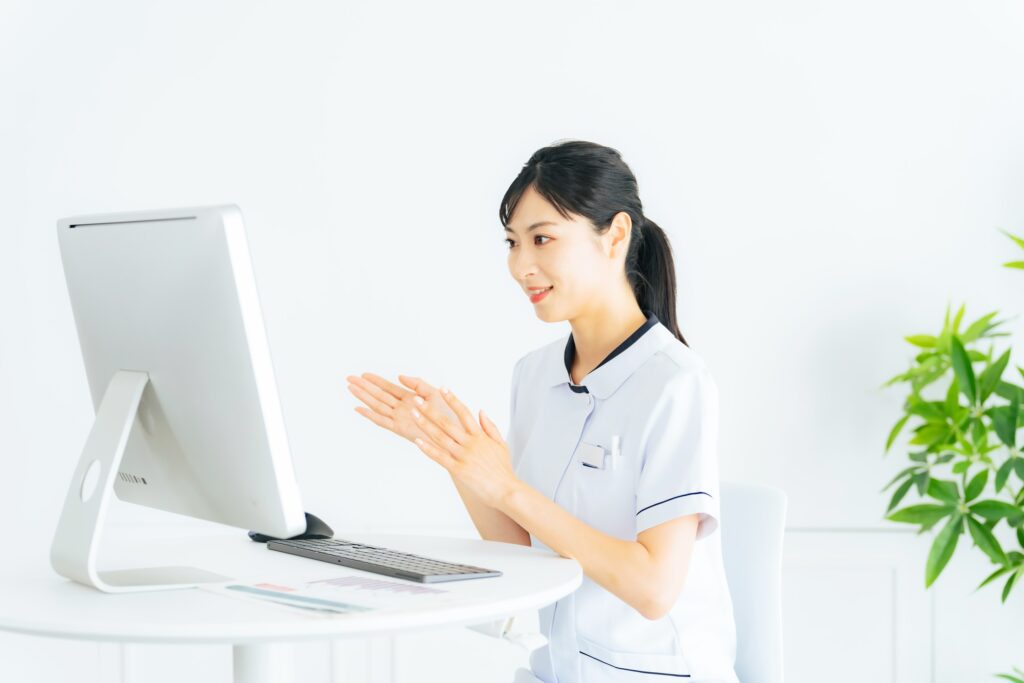 パソコンに向かっている女性